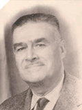 <strong>Le docteur André Donnier</strong> et son épouse Georgette sont propriétaires d'une clinique à Aix-en-Provence. En août 1942, André Donnier soigne les malades du camp. Il est admis à entrer et obtient la libération d'internés, notamment le couple Fishbach, qu'il aide à se cacher. Le couple Donnier continue son action jusqu'à la fin de l'Occupation.<br>Le 2 décembre 1991, Yad Vashem décerne à Georgette et André Donnier le titre de ' Juste parmi les Nations '.