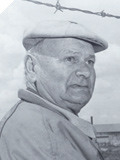 <strong>Auguste Boyer</strong> est gardien au Camp des Milles depuis le printemps 1942. Il aide plusieurs familles à s'évader au cours de l'été 1942. Il va jusqu'à les cacher chez lui avec la complicité de Marie-jeanne, sa femme, comme la famille Neiger. Pour ces faits, il est suspendu de ses fonctions en septembre avec trois autres gardiens. Il obtient le titre de ' Juste parmi les Nations 'avec sa femme Marie-Jeanne en 1981.