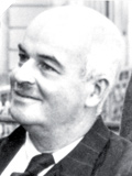 <strong>Le pasteur Charles Guillon</strong>, maire du Chambon-sur-Lignon démissionne de ses fonctions le 23 juin 1940, refusant de collaborer avec le régime de Vichy. Secrétaire mondial du YMCA, il est également l'un des quatre dirigeants du Conseil œcuménique des Églises dont le siège est à Genève, ainsi que l'un des animateurs de la CIMADE. Il effectue de nombreuses visites en Suisse. Le pasteur Guillon est aussi directement impliqué dans un réseau de sauvetage de réfugiés juifs internés au camp des Milles, en les faisant passer clandestinement en Suisse. Ce réseau a pour centre le bureau du YMCA à Valence, dans la Drôme. Devant les soupçons des Allemands, il prend le maquis à l'automne 1942.<br>Le 5 mai 1991, Yad Vashem décerne à Charles Guillon le titre de ' Juste parmi les Nations '.