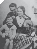 <strong>Marc et Françoise Donadille.</strong> Le pasteur protestant Marc Donadille vit à Vialas dans les Cévennes avec sa famille. En lien avec le pasteur Henri Manen, il organise une filière de sauvetage entre les Milles et les Cévennes, procurant des cachettes dans la région.<br>Sa femme visite régulièrement les Juifs cachés, leur portant secours et assistance.Le 20 mars 1986, Yad Vashem a décerné au pasteur Marc Donadille et à sa femme Françoise le titre de ' Juste parmi les Nations '.